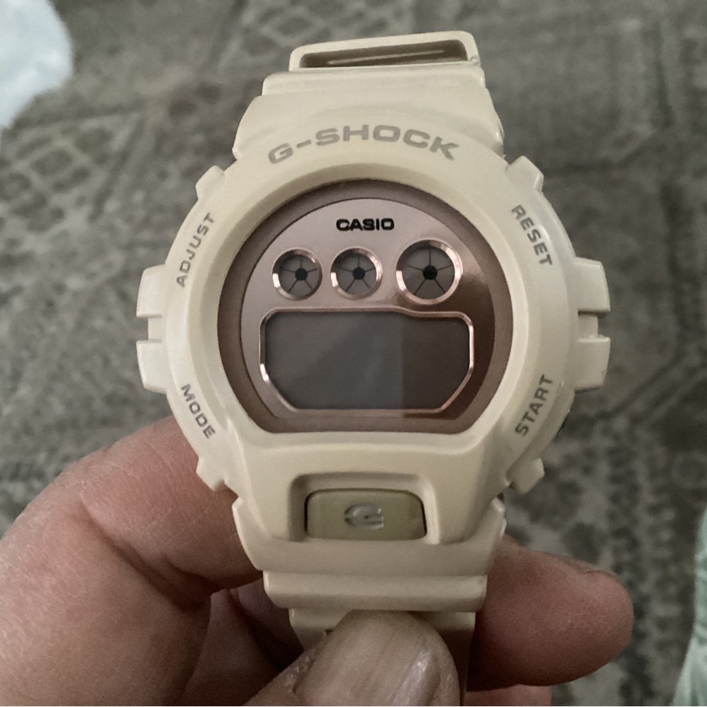 GShock 1.5 “wide medium size beige needs a new battery. Perfect